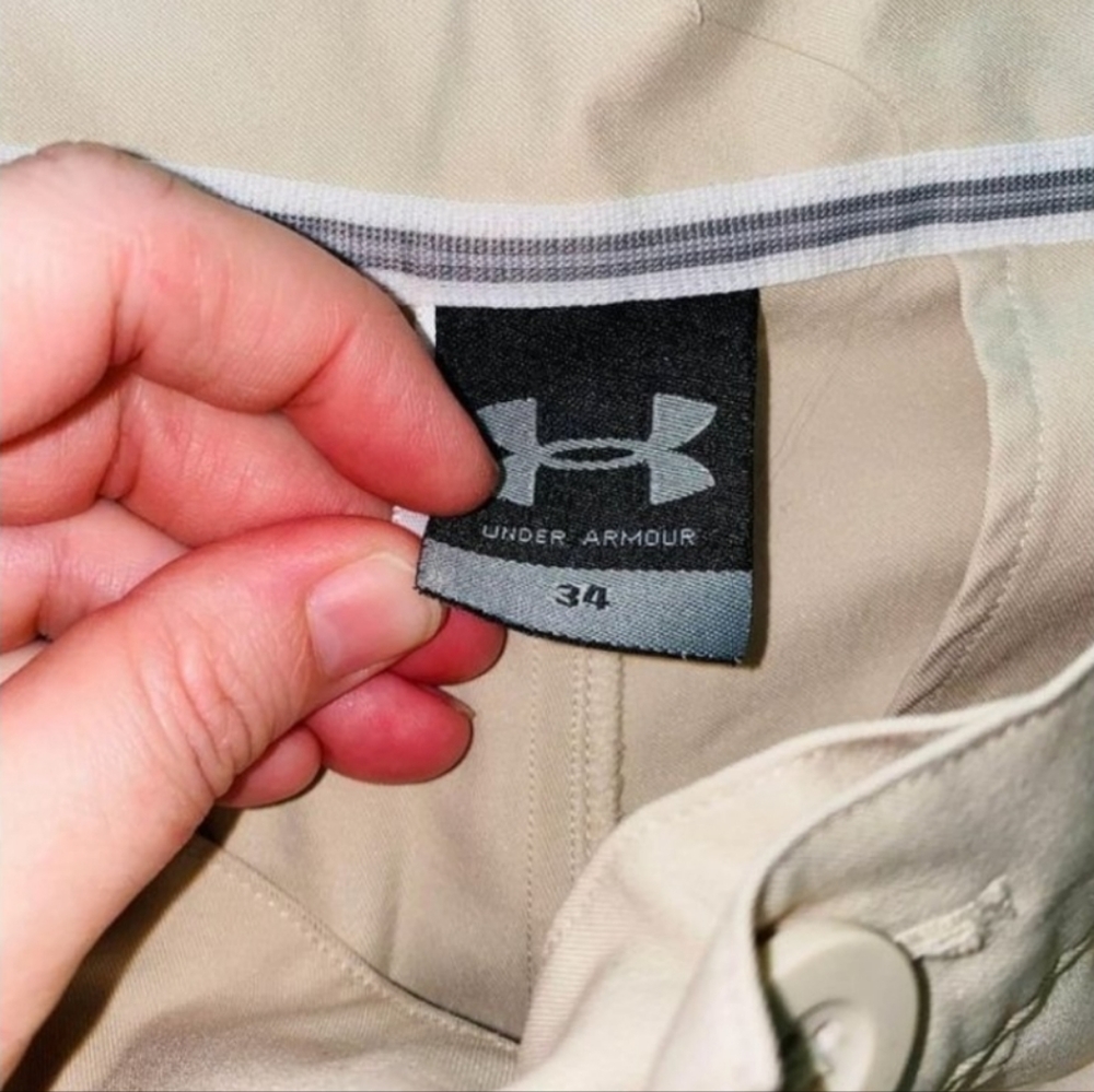 Men's 34 Under Armour golf walk casual khaki shorts. Great condition!